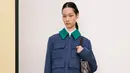 Perhiasan menangkap semangat musim yang tak kenal takut, mulai dari anting-anting resin XXL dengan kristal mengambang hingga pin ayam enamel yang mudah hilang.  Dok. Tory Burch