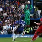 Aksi kiper Liverpool, Alisson Becker, menyelamatkan bola dalam laga menghadapi Chelsea di Stamford Bridge pada pekan pertama Premier League 2023/2024, Minggu (13/8/2023) malam WIB. Chelsea dan Liverpool bermain imbang 1-1 dalam laga ini. (HENRY NICHOLLS / AFP)