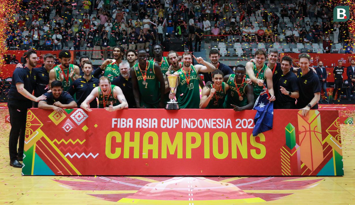 Para pemain Timnas Basket Australia melakukan selebrasi usai penyerahan trofi juara FIBA Asia Cup 2022 di Istora Senayan, Jakarta, Minggu (24/7/2022). (Bola.com/Bagaskara Lazuardi)