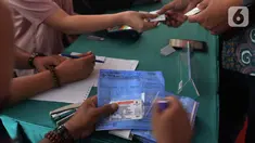 Pengendara menunjukkan bukti surat tilang jelang mengikuti sidang perkara pelanggaran lalu lintas di tempat E-Tilang pada Operasi Zebra Jaya 2019, Jakarta Barat, Jumat (1/11/2019). Operasi Zebra Jaya digelar hingga 5 November 2019. (merdeka.com/Imam Buhori)