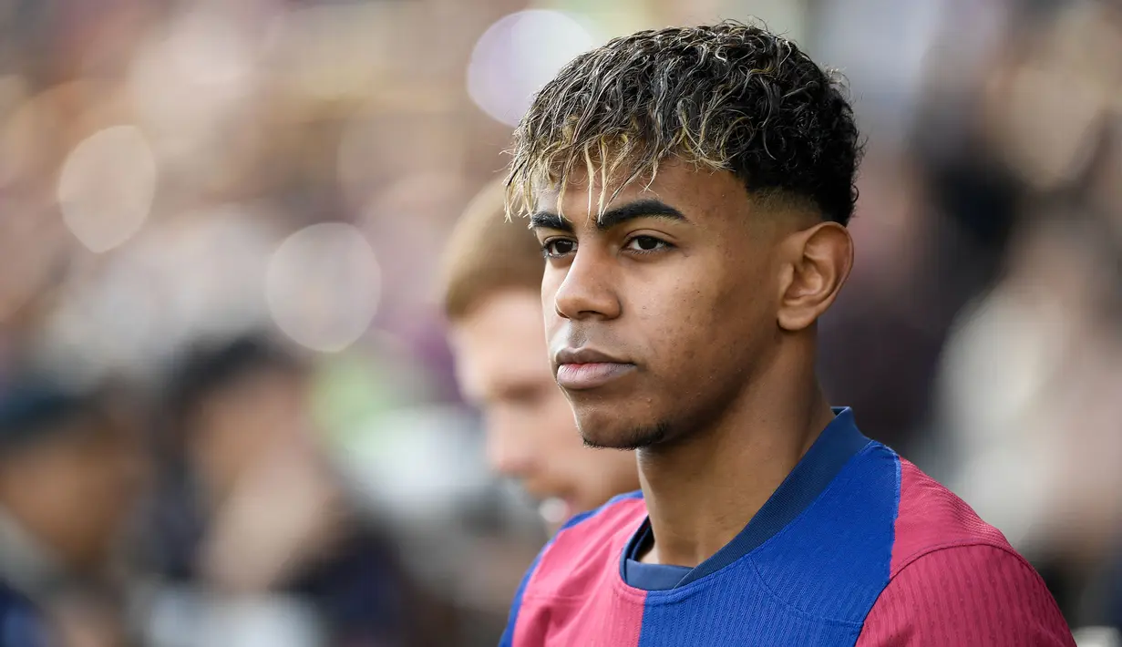 Pemain Barcelona, Lamine Yamal saat laga lanjutan Liga Spanyol 2024/2025 melawan Deportivo Alaves di Estadi Olimpic Lluis Companys, Barcelona, Spanyol, Minggu (02/02/2025) waktu setempat. (AFP/Josep Lago)