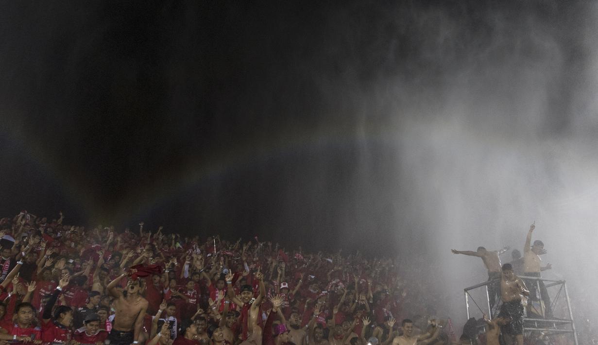 Pendukung Bali United Pusam, Semeton Dewata menyaksikan laga Piala Presiden melawan Mitra Kukar di Stadion Dipta, Bali, Kamis (3/9/2015). Pertandingan berakhir imbang 2-2. (Bola.com/Vitalis Yogi Trisna)