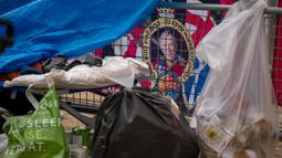 Barang-barang milik para penggemar keluarga kerajaan terlihat diletakkan di sepanjang rute Penobatan Raja di The Mall di London, Selasa, 2 Mei 2023. (AP Photo/Vadim Ghirda)