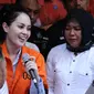 Artis peran dan model, Jennifer Dunn mengangkat tangan saat diperlihatkan usai penangkapan di Dirnarkoba Polda Metro Jaya, Jakarta, Selasa (2/1). (Liputan6.com/Helmi Fithriansyah)