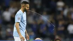 Penyerang Manchester City, Riyad Mahrez, menyemburkan air saat melawan Chelsea pada laga final Liga Champions di Stadion Dragao, Minggu (30/5/2021).  Chelsea menang dengan skor 1-0. (Carl Recine/Pool via AP)