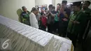 Ketua Umum PP PPP muktamar Jakarta Djan Faridz berdoa di depan jenazah Didin Bolewan di Mlati,Sleman, Yogyakarta (18/4). ). Didin meninggal usai mengikuti takbir akbar PPP 17/4 kemarin. (Liputan.com/Boy Harjanto)