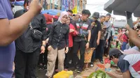 Istri Calon Presiden (Capres) nomor urut 3 Ganjar Pranowo, Siti Atikoh Supriyanti saat blusukan ke Pasar 26 Ilir, Palembang, Sumatera Selatan, Jumat (12/1/2024). (Liputan6.com/Winda Nelfira)