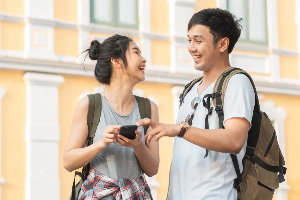 perempuan berteman dengan pria