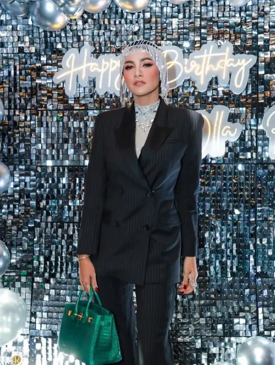 Saat ulang tahun, Olla Ramlan tampil mengenakan setelan blazer bergaris dipadukan dengan halterneck sebagai inner dihiasi beads. [@ollaramlan]