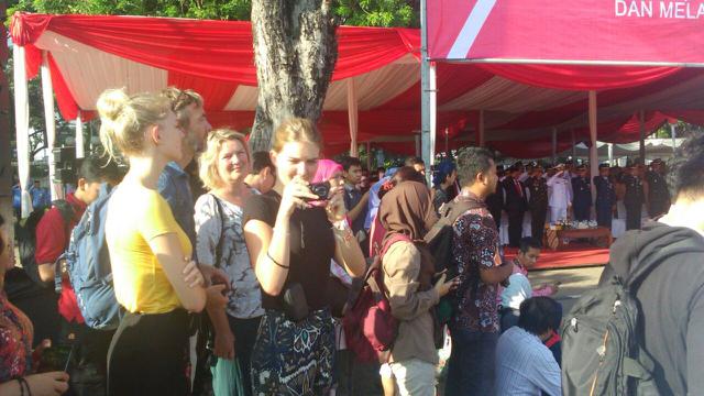 Turis Belanda Khusyuk Ikut Upacara HUT RI Bareng Ahok di Monas - News