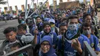 Sejumlah bobotoh memadati pintu masuk Stadion Gelora Bandung Lautan Api, Sabtu (16/7). Para bobotoh itu akan menyaksikan tim kesayangan mereka, Persib Bandung, menjamu Persija Jakarta dalam pekan 10 Torabika Soccer Championship (Liputan6.com/Yoppy Renato)