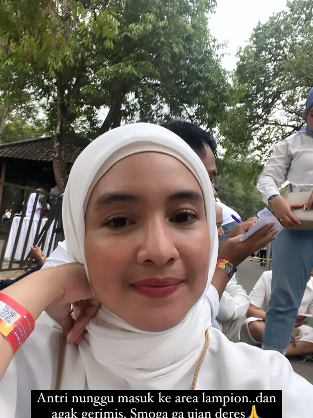 7 Potret Intan Nuraini Hadiri Festival Lampion Waisak 2024 di Candi Borobudur