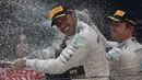 Berkat kemenangan ini, Hamilton masih nyaman memuncaki klasemen sementara pebalap dengan nilai 68. Dia unggul 13 poin atas Vettel yang berada di posisi dua. (AFP PHOTO/Greg BAKER)