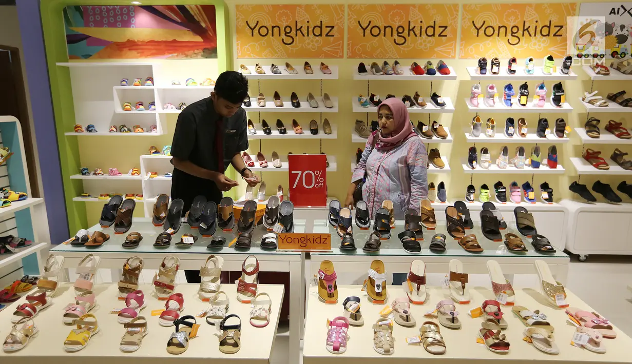 Pengunjung memilih sepatu anak pada pembukaan Centro Department Store di Pesona Square Depok, Kamis (20/12). Menjelang libur natal dan tahun baru, masyarakat mulai berburu diskon. (Liputan6.com/Fery Pradolo)