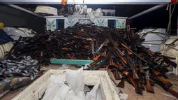 1.989 senapan serbu AK-47, 100 unit peluncur granat, 49 unit senapan mesin PKM dan 20 tabung mortar disita AL Australia dari kapal nelayan yang menuju Somalia di lepas pantai Oman, 26 Februari 2016. (REUTERS/ABIS Sarah Ebsworth/Australian Defence Force)