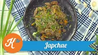 Ingin mencoba memasak menu ala Korea? Japchae, glass noodle goreng yang lezat bisa menjadi pilihan tepat untuk Anda coba. (Foto: Kokiku Tv)