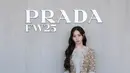 Karina aespa tampil memukau dalam balutan dress midi dengan motif abstrak vintage yang menampilkan sentuhan klasik dan romantis. Gaun ini memiliki potongan ketat di bagian tubuh dengan lengan ¾ yang memberikan kesan anggun.  [Dok/Prada]