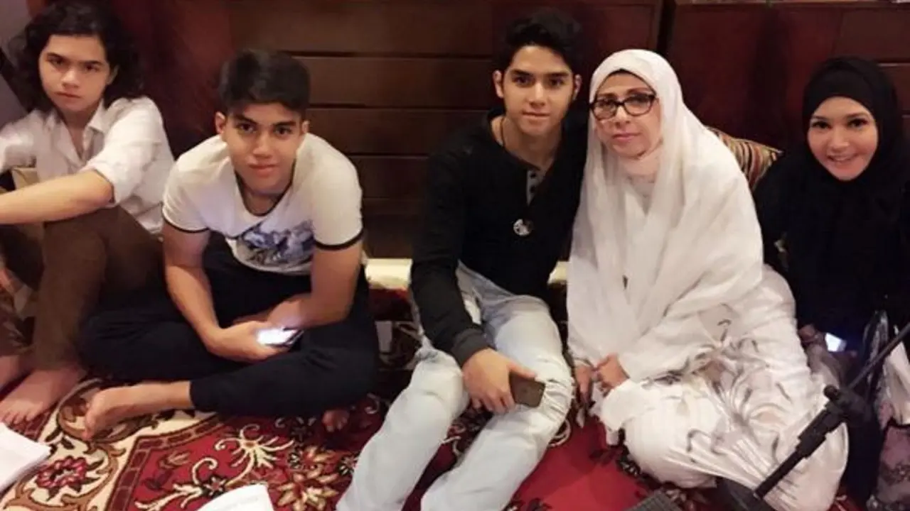 Maia Estianty bersama Al, El, dan Dul