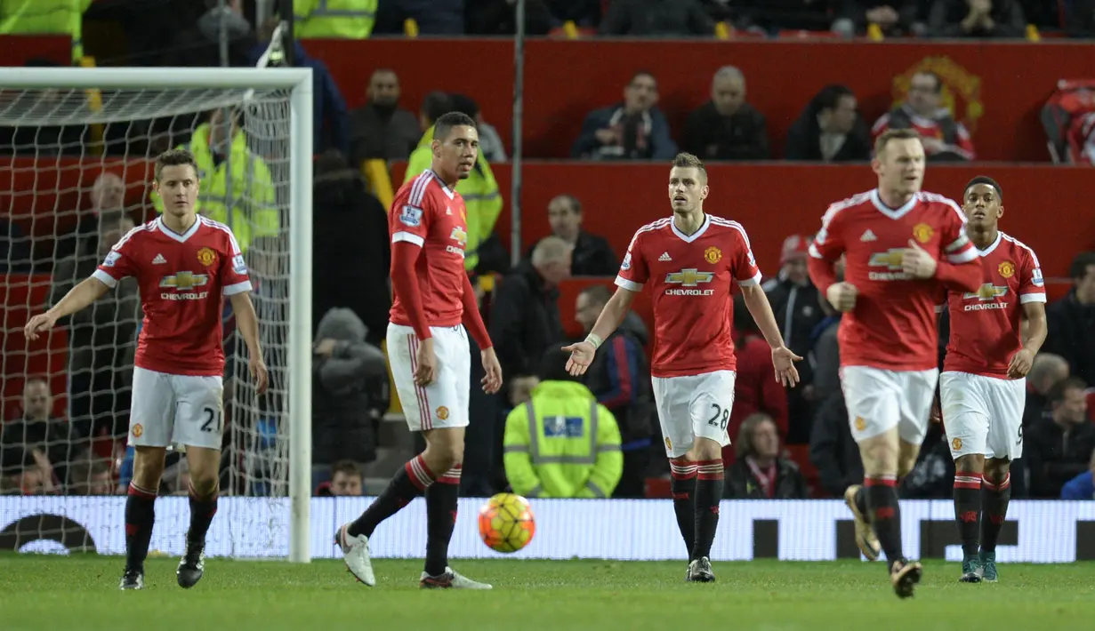 Pemain Manchester United hanya bisa termangu setelah gawangnya kebobolan oleh pemain Southampton dalam laga Liga Inggris di Stadion Old Trafford, Manchester, Sabtu (23/1/2016). (AFP/Oli Scarff)