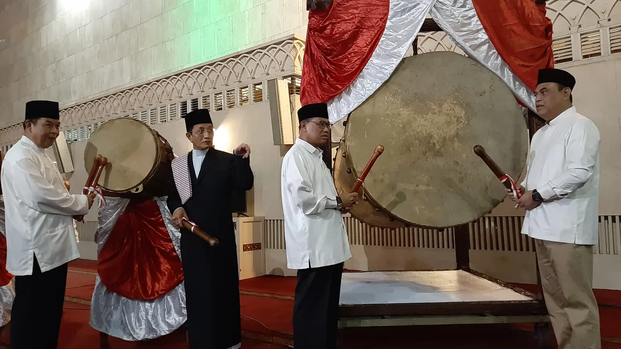 Menabuh bedug pada malam Idul Fitri 2019 di dalam ruang salat Masjid Istiqlal. Selasa (4/6/2019).