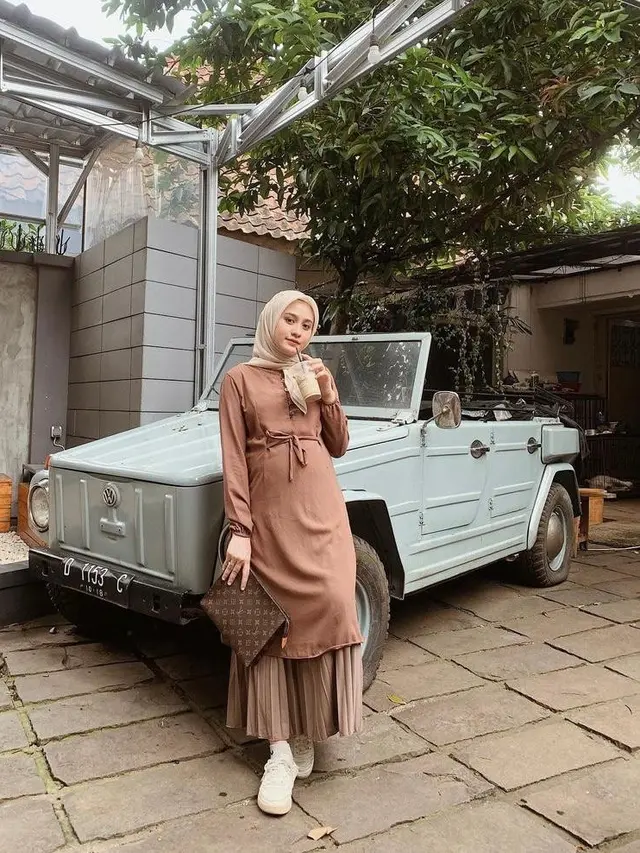 11 Ide Padu Padan Tunik dengan Rok Plisket, Auto Modis!