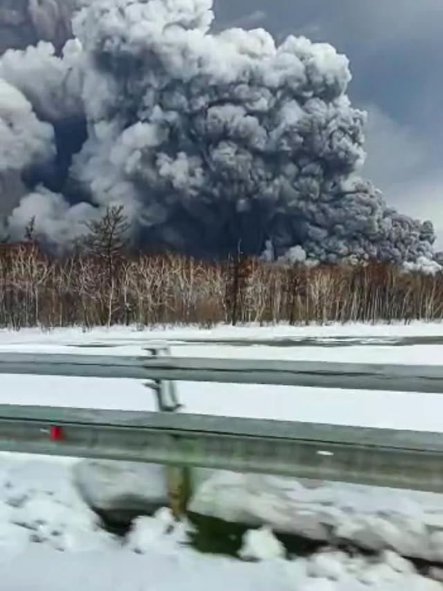 Asap dan abu terlihat selama letusan gunung berapi Shiveluch di Semenanjung Kamchatka di Rusia, Selasa, 11 April 2023. (Alexander Ledyayev melalui AP)