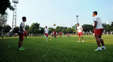 Sejumlah pemain Persipura kembali melakukan latihan di Lapangan C Senayan, Jakarta, Kamis (7/5/2015). Latihan tersebut merupakan persiapan jelang AFC 2015 di Bengaluru, India, 12 Mei mendatang. (Liputan6.com/Helmi Fithriansyah)