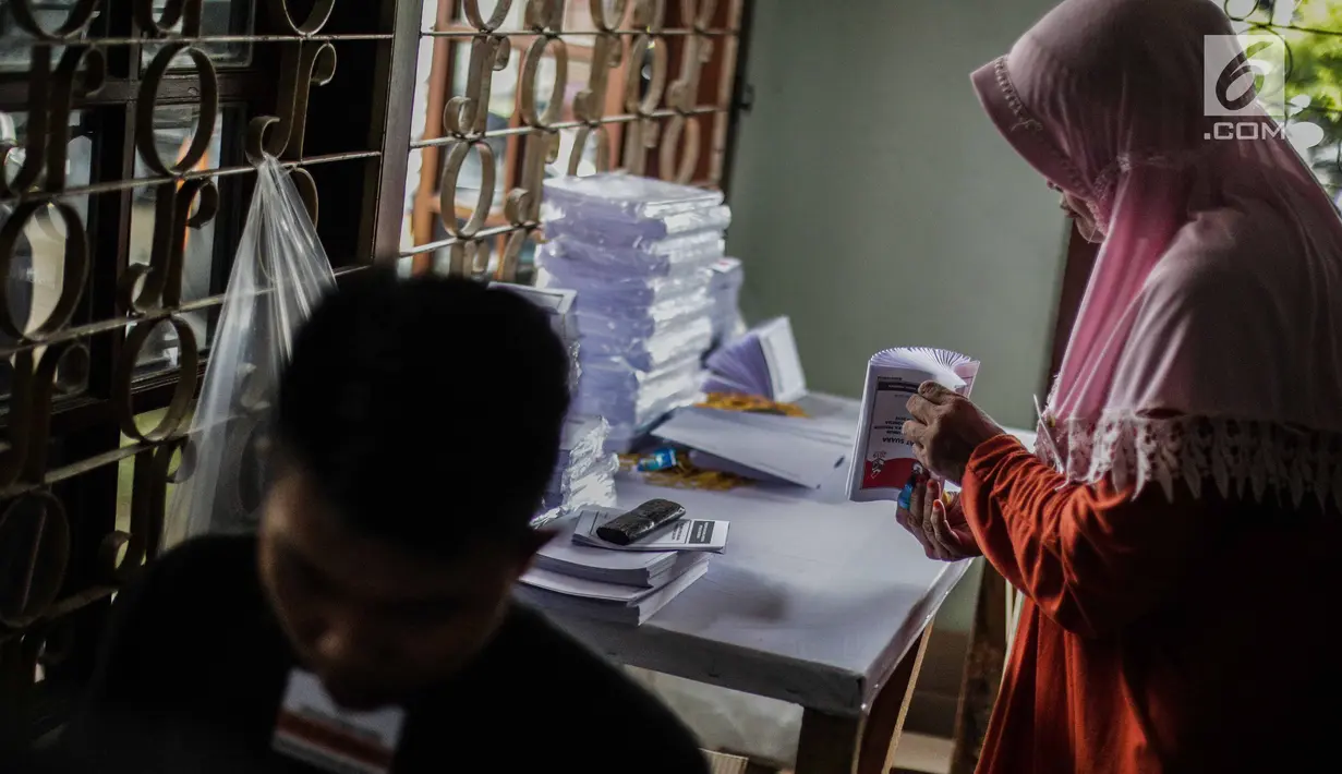 Sejumlah pekerja melipat surat suara Pemilihan Umum 2019 di gudang logistik KPU Jakarta Pusat, Selasa (19/2). Tugas pertama para pekerja ialah menyortir surat suara antara surat suara yang cacat dan yang tidak cacat. (Liputan6.com/Faizal Fanani)