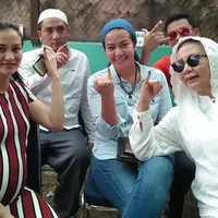 Atiqah Hasiholan baru saja melahirkan anak pertamanya pada Jumat (23/6) pukul 09.32 WIB. Bayi berjenis kelamin perempuan itu merupakan cucu ke enam dari Ratna Sarumpaet. (twitter)