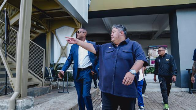 Pelatih Timnas Indonesia, Patrick Kluivert, dan dua asistennya, Alex Pastoor dan Denny Landzaat, mengunjungi Dewa United Sports Center di Kabupaten Tangerang, pada Selasa (11/2/2025).