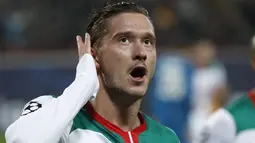 Gelandang Lokomotiv Moscow, Aleksei Miranchuk berselebrasi usai mencetak gol ke gawang Juventus pada pertandingan Grup D Liga Champions di stadion RZD Arena, Moskow (6/11/2019). Juventus menang 2-1 atas Lokomotiv Moscow. (AP Photo/Pavel Golovkin)