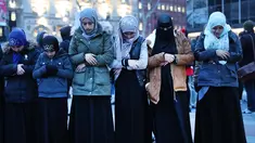 Wanita muslim menggelar salat berjemaah sebelum melakukan aksi protes di Manhattan, New York (1/2). Mereka melakukan protes terkait larangan imigran dari negara mayoritas muslim masuk ke AS. (AFP/Spencer Platt)