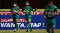 Pemain Persebaya, Alwi Slamat (tengah), merayakan gol ke gawang Persiraja Banda Aceh pada lanjutan BRI Liga 1 2021/2022 di Stadion Maguwoharjo, Sleman, Minggu (31/10/2021). (Bola.com/Bagaskara Lazuardi)