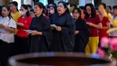 Para umat berdoa saat Hari Raya Waisak yang memperingati kelahiran, pencerahan, dan wafatnya Buddha Gautama, di Kuil Buddha Sakyamuni, Banda Aceh pada Minggu 31 Mei 2026. (CHAIDEER MAHYUDDIN/AFP)