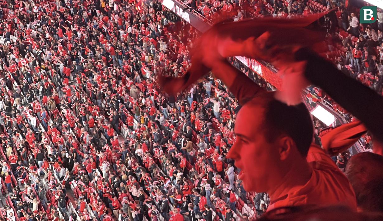 Laga putaran keempat Piala Portugal tersebut berlangsung pada Sabtu (23/11/2024). Bola.com memiliki kesempatan merasakan sensasi langsung menonton dari tribune Estadio Da Luz, kandang dari Benfica FC. (AFP/Bagaskara Lazuardi)