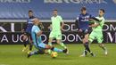 Pemain Atalanta, Aleksej Miranchuk, mencetak gol ke gawang Lazio pada laga Coppa Italia di Stadion Gewiss, Rabu (27/1/2021). Atalanta menang dengan skor 3-2. (Stefano Nicoli/LaPresse via AP)