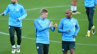 Gelandang Manchester City Kevin De Bruyne (tengah) berbicara dengan full-back City Fabian Delph (kanan) dalam sebuah sesi latihan. (AFP / LINDSEY PARNABY)