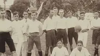 Potret gaya berpose pemain sepak bola Hindia Belanda tahun 1920. (Instagram/@perfectlifeid by Leiden University)