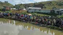 Para peserta pria mengikuti kompetisi memancing di sebuah kolam dekat desa Weilei di Negara Bagian Meghalaya, timur laut India, Sabtu (21/9/2019). Ratusan peserta berpartisipasi dalam kompetisi yang memperebutkan sejumlah hadia tersebut. (DIPTENDU DUTTA / AFP)