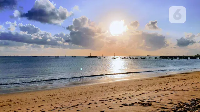 Ilustrasi Sunset di Pantai. (Raden Trimutia Hatta/Liputan6.com)