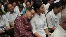 Mantan Menteri Pendidikan, Kebudayaan, Riset, dan Teknologi (Mendikbudristek), Nadiem Anwar Makarim, yang juga salah satu pendiri platform pembayaran dan perusahaan transportasi daring di Indonesia, duduk di sebelah istrinya, Franka Franklin Makarim, sebelum dimulainya sidang pembacaan tuntutan di Pengadilan Tindak Pidana Korupsi Jakarta, Rabu 13 Mei 2026. (AP Photo/Tatan Syuflana)