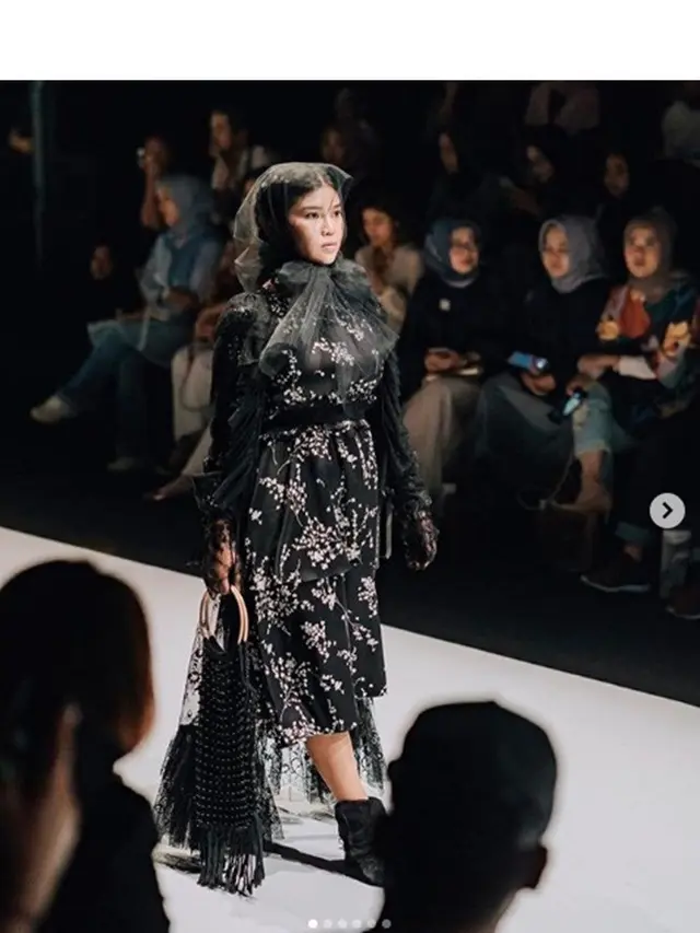 Tampil Menawan, Ini 5 Potret Rosa Meldianti dalam Balutan Dress Mewah