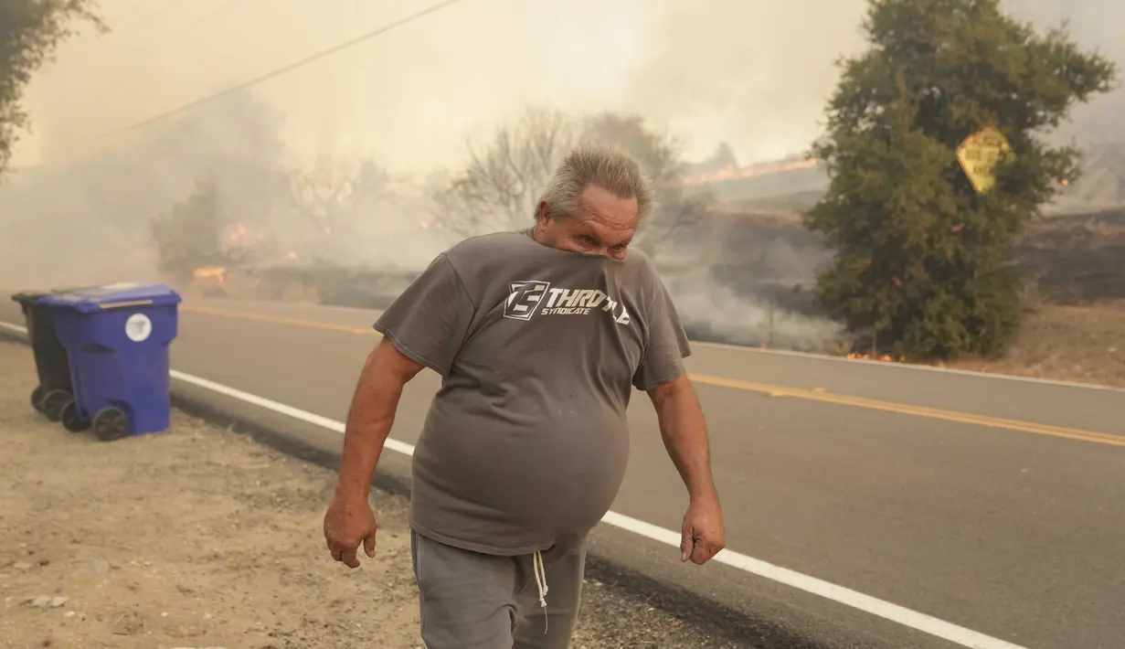 Peringatan evakuasi telah dikeluarkan otoritas setempat dari perbatasan L.A. County di barat laut Danau Piru. (AP Photo/Marcio Jose Sanchez)