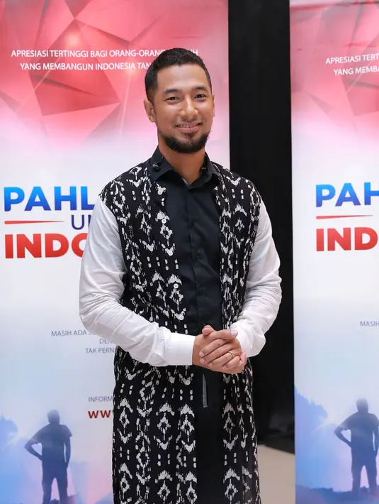 Marcell membentuk Konspirasi pada Oktober 2008 bersama Edwin, gitaris Cokelat. Untuk memperkuat energi, keduanya menggandeng Che, pentolan Cupumanik, sebagai vokalis, dan Denny Hidayat sebagai pembetot bas. (Galih W. Satria/Bintang.com)