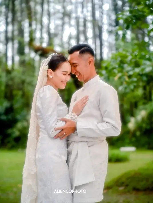 Ayu Ting Ting juga memilih mengenakan baju kurung berwarna putih di momen pertunangannya. Baju kurung super cantik dengan lace dan kerudung putih yang serasi menyempurnakan penampilan Ayu Ting Ting di sini. [Foto: Instagram/aliencophoto]