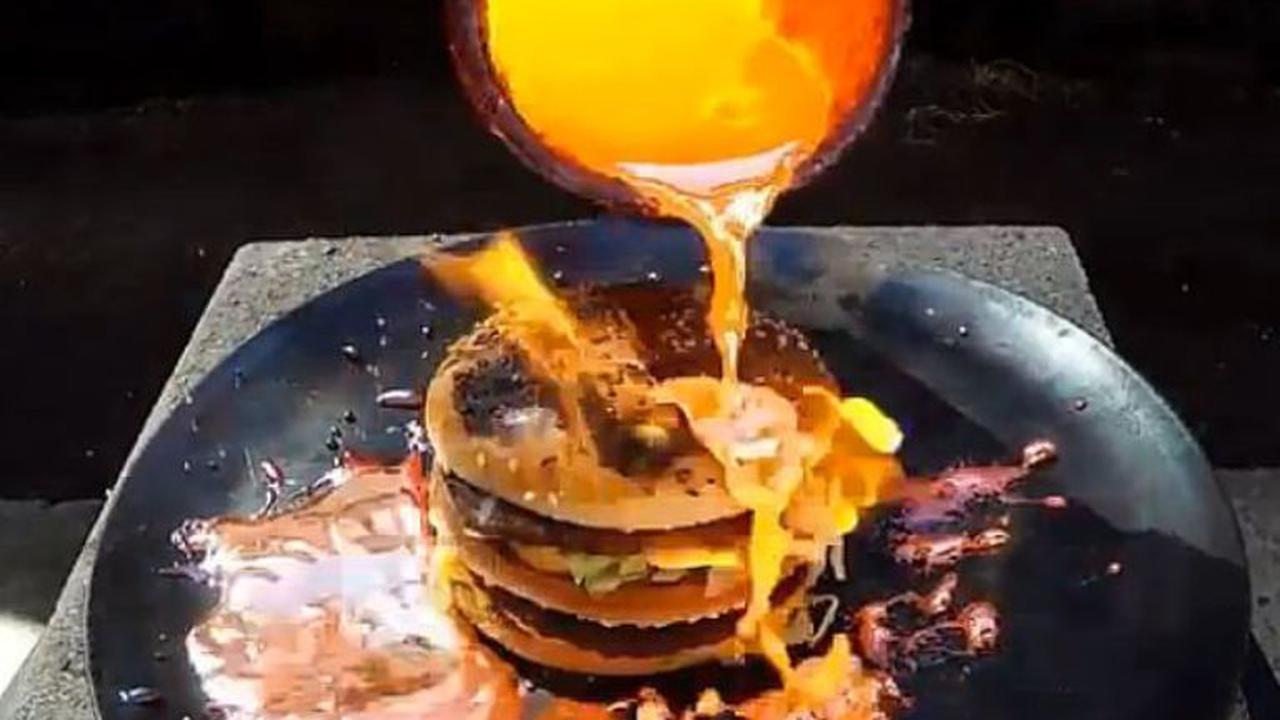 Tuang Logam Panas ke Atas Burger, Ini yang Terjadi