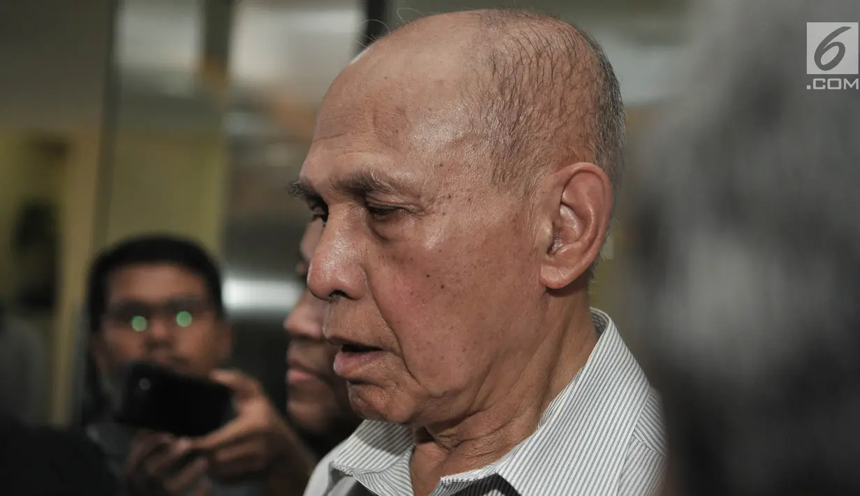 Mantan Kepala Staf Kostrad ABRI Mayjen Purnawirawan, Kivlan Zen menjawab pertanyaan awak media saat memenuhi panggilan penyidik Bareskrim Polri, Rabu (29/5/2019). Kivlan Zen diperiksa sebagai tersangka terkait kasus dugaan penyebaran berita bohong (hoaks) dan makar. (mereka.com/Iqbal S. Nugroho)