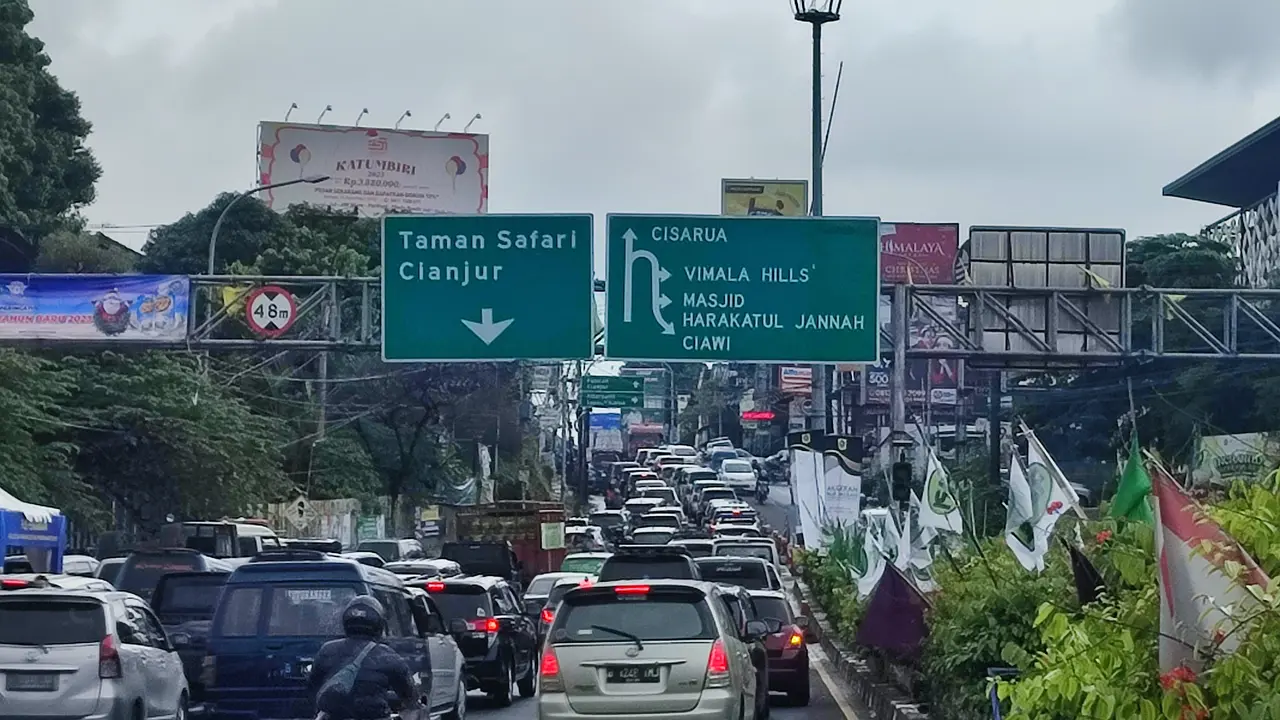 Kepadatan Kendaraan di Kawasan Puncak Bogor Jelang Tahun Baru 2023
