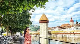 Dari Zurich, Mayang bergeser ke kota Lucerne. Kota ini sangat indah dan membuat Mayang terpukau dengan pemandangannya yang memikat.(instagram.com/mayangsari_official)