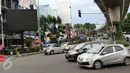 Sejumlah mobil melintas di dekat sebuah videotron di simpang Jalan Iskandarsyah, Jakarta Selatan, Minggu (2/10). Garis polisi terpasang terkait insiden videotron yang memutar video porno pada Jumat, 30 September 2016 lalu. (Liputan6.com/Helmi Afandi)